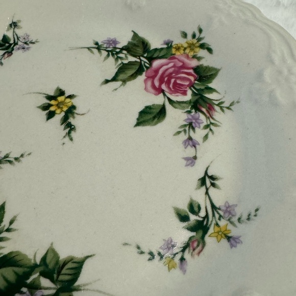 Beverly Rose White Pink Floral Dinnerware Salad Plates Elegant Cottagecore VTG - Picture 5 of 11